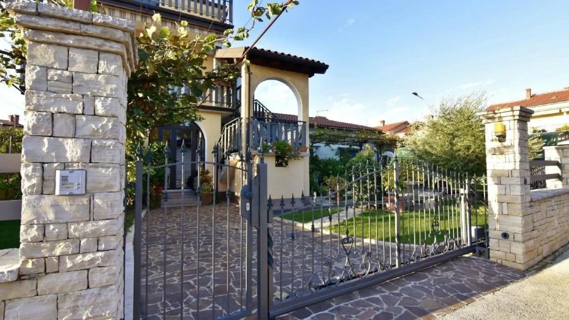 Apartment Tolles Appartement In Umag Mit Grill, Terrasse Und Garten Croatia